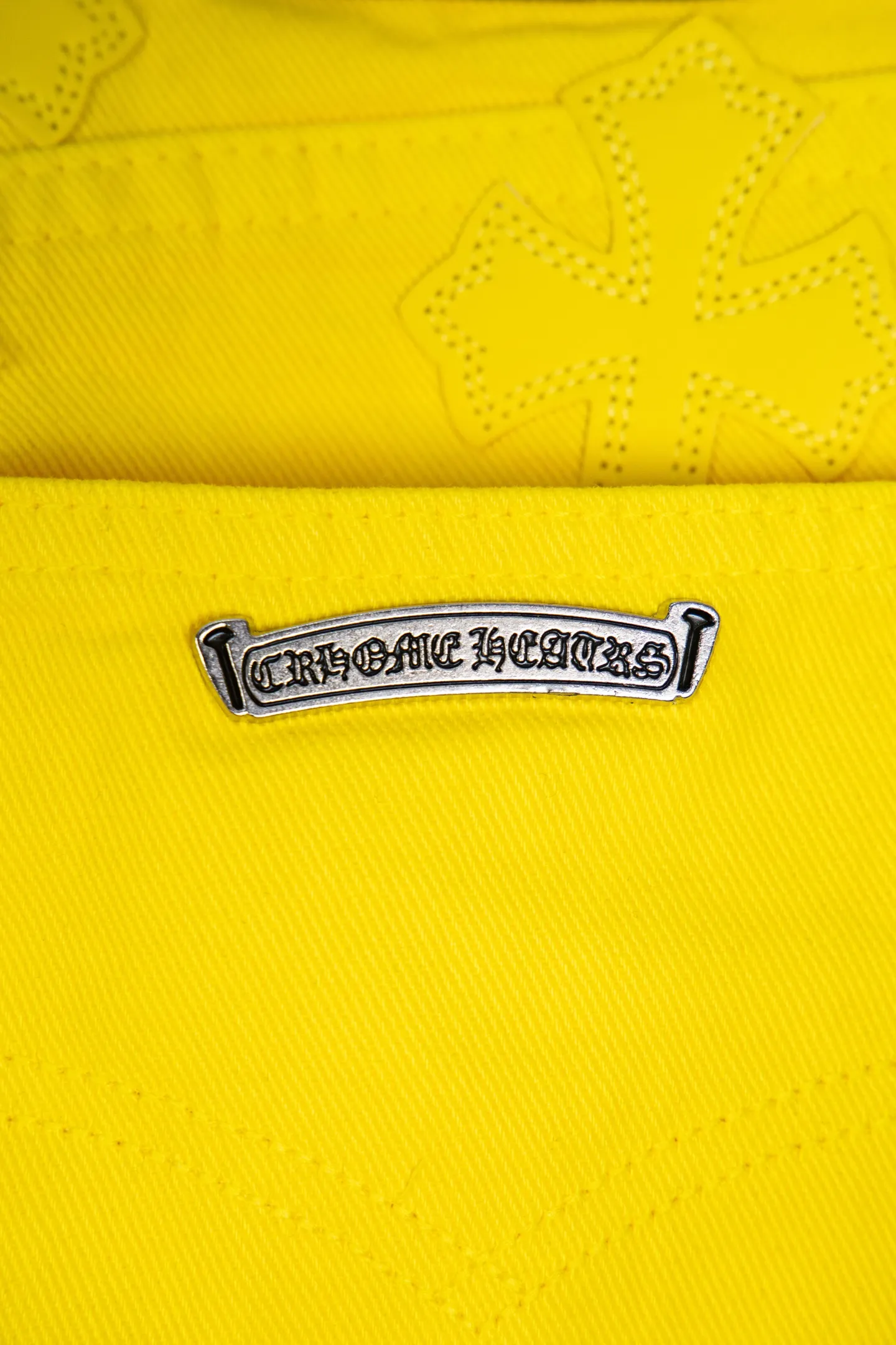 P290 top version CH Chromehearts 2025 new Paris-limited yellow large cross jeans, top ceiling quality, styles with different wash textures, very friendly to people with thin legs and thick legs, straight and loose version very flattering leg shape, timeless moderate length, easy to match with casual, basic styling for various styles, a must-have in the wardrobe! The fabric is stiff but also makes the upper body soft without losing texture. The washing process is even more perfect. It is a must-have item for everyone! ! ! Washed wheat, hang tag, pants label, three complete labels, color: yellow, size: 28, 30, 32, 34